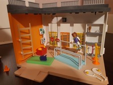Verkaufe Eine Playmobil Turnhalle mit Figuren Alles sehr wenig bespielt