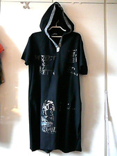 A2 ital- Kapuzen-Kleid Gr 40/42 schwarz silberne Aufdrucke Perfect is not pretty
