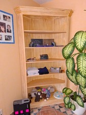 Bücher-Eckschrank massiv aus Pinienholz