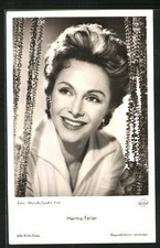 Ansichtskarte Schauspielerin Hertha Feiler zwischen Vorhang vorschauend 