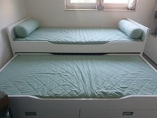 Ein Bett Weßes Bett, 90x200, ausziehbar. Mit Lattenrost, Matrazen,Kissen