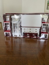 KOMPLETTES ESSZIMMER FÜR PUPPENHAUS,TISCH, 4 STÜHLE, KOMMODE UND VITRINENSCHRANK