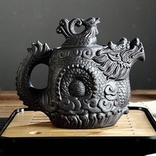 Lilafarbene Teekanne aus Ton