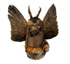 Wolpertinger, Bayerisches Urvieh, auf Holzstumpf, Handanfertigung, mit Laterne