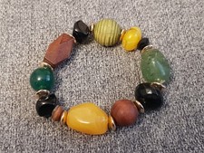 Armband mit verschiedenen Perlen aus Holz, Stein und Harz