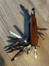 Victorinox Swiss Champ Wood - 29 Funktionen, Swiss Made, Inkl. Holzsäge
