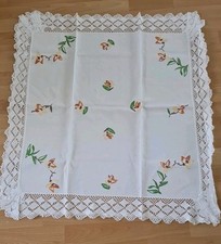 Vintage Tischdecke, Mitteldecke, floral bestickt, mit Häckelbote, 90 x 90 cm