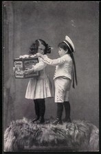 Foto-AK Kinderpaar mit einem Karton, Reklame für Stemler Zwieback 