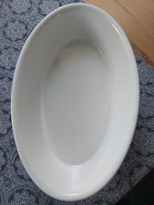 Weiße ovale Auflaufform mit hohen Rand