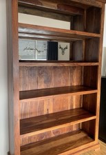 großes Sheesham Standregal Modell Bombay von Wolf Möbel Farbton Honey