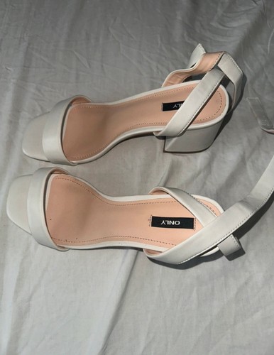 Weiße high heels mit - high,