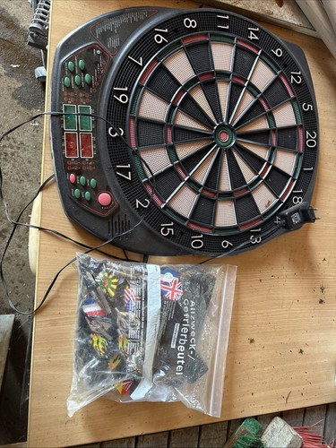 Dartscheibe mit pfeilen - mit,