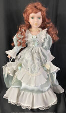 Porzellanpuppe mit roten Schillerlocken und Spitzenkleid 40 cm