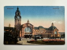 AK Bahnhof Wiesbaden antik ungelaufen Farbe ca. 1910 Personen P1