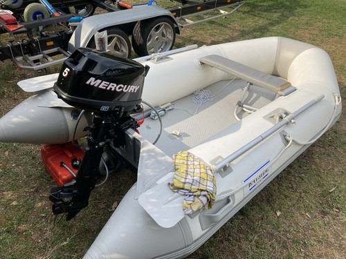 Schlauchboot mit motor - mit,