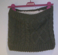 Grüner Schlauchschal grob gestrickt mit warmen Teddy-Innenfutter 35 x 30 cm