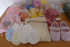 Babybekleidung, Schuhchen, Flaschen, Sauger, Spielzeug, Handschuhe,
