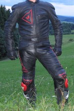 1a Luce Dainese Lederkombi mit nur Leder  nur schwarz und Logos / Schrift in rot