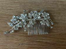 Haarschmuck, verspielt mit Perlen und Blüten. Perfekt für jede Brautfrisur