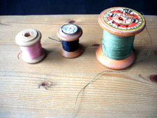 3 Garn- Holzrollen , alt, mit schwarz, grün, rosa, gebraucht