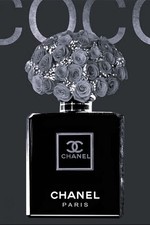 Coco Chanel Flakon mit Blumen