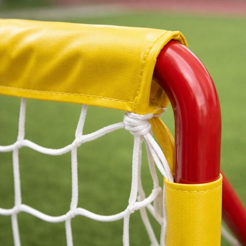 Fußballtor mit gelber