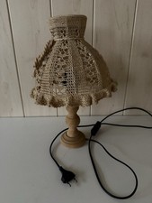 Tischlampe 35 cm hoch Fassung E27 mit gehäkeltem Schirm / Landhausstil
