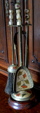 Kaminbesteck aus Messing mit Emaille Holzfuß 5-teilig  Antik Rarität