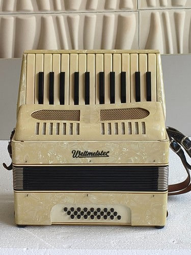 Piano accordions used music