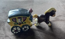 kleine Pferde Kutsche aus Keramik