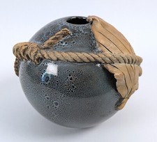 KERAMIK Design Vase Kugelvase SIGNIERT um 1960 Relief BLATT Kordel KNOTEN Vintag