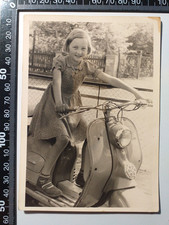 Foto - Mädchen im Kleid auf