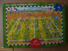 PUZZLE BOXPUZZLE (48 Teile) AUF DEM FUSSBALLPLATZ FOOTBALL GROUND (Spiegelburg)