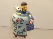 Tim und Struppi: Moulinsart: Tim und Struppi in Vase mit Fähnchen