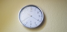 AMS Wanduhr Funkuhr Funkwanduhr  German Design silber weiß grau Glas 25cm
