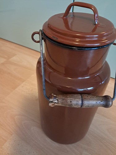Alte milchkanne mit deckel - milchkanne,