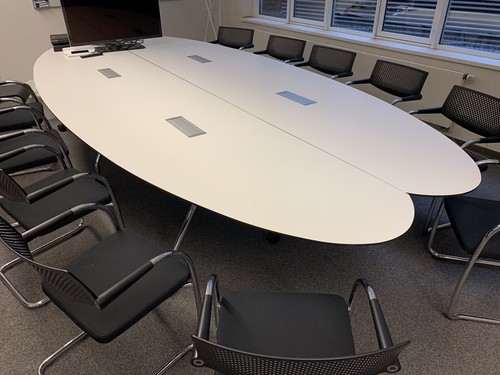 Konferenztisch mit beweglichen