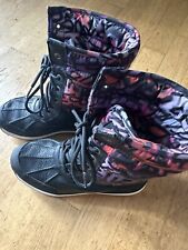 UGG Adirondack Graffiti Stiefel, Gr. 35, 36, 37, Farbe: schwarz, bunt, gebraucht