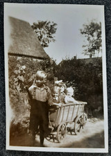 Altes schwarz weiß Foto Kinder im Bollerwagen Leiterwagen