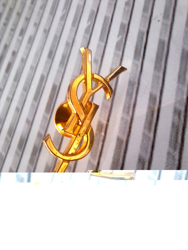 Pin brosche yves - pin's,