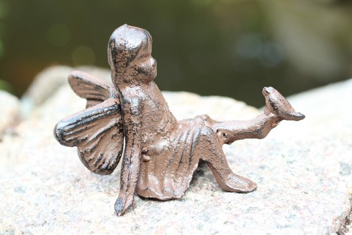 Gusseisen elfe mit vogel - elfe, auf