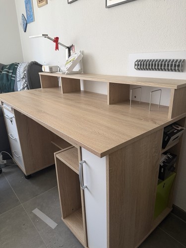 Praktischer schreibtisch mit - praktischer,