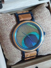 Holzkern Armbanduhr Der Freigeist (Olive/Pfauenfeder)