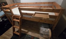 Flexa halbhohes Hochbett aus Massivholz mit Matratze und Nachttisch