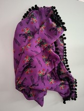 Tuch von Himmelblau Couture in lila mit Hirsch, Blüten und schwarzer Kugelborte