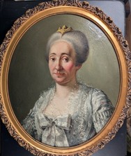 Adelige im Seidenkleid, um