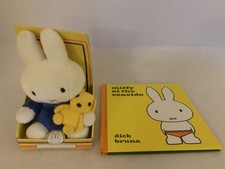 Miffy Hase Kaninchen hält