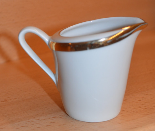 Milch kännchen mit goldrand - milch,