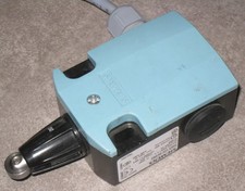 SIEMENS Endschalter Grenztaster 3SE5 122-OCD02 mit Rollenstößel Schließer/Öffner