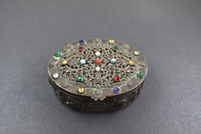 antike Zierdose mit antiken Kriegern und bunten Steinen, wohl Gablonz um 1910